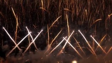 siyah bir arka plana dayanır Fireworks