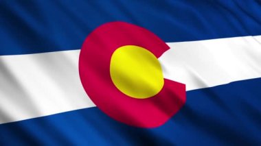 Colorado Eyalet Bayrakları rüzgarda dalgalanıyor
