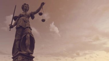 Karanlık hava geçmişine sahip Adalet Heykeli