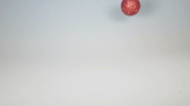 Beyaz arka planda düşen noel balosu