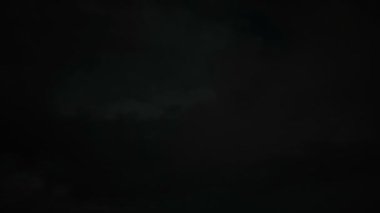 Gök gürültülü ve güçlü şimşekler çakıyor