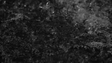 Yüzey Suyuna Şiddetli Yağmur Damlaları