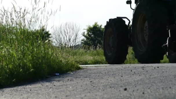 Traktor Menjalankan Aspal Pada Akhir Hari Kerja — Stok Video