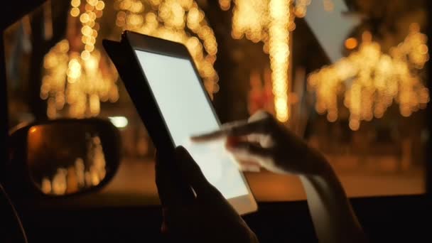 Mulher Usando Touchscreen Ipad Mini Carro Durante Noite Com Tráfego — Vídeo de Stock