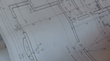 Kamera binanın mimari planını yansıtıyor.