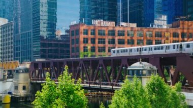 Chicago Yükselen L Treni Chicago şehir merkezine doğru ilerliyor.
