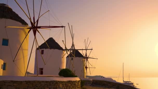 Mykonos Windmühlen Auf Der Griechischen Insel Bei Sonnenuntergang — Stockvideo