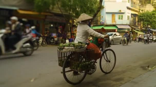Wietnamka Sprzedająca Owoce Rowerze Ulicach Hanoi Wietnam — Wideo stockowe
