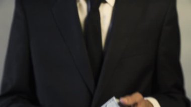 Para ve Finansal Konsept İçin 100 Dolarlık Banknotlar Tutan ve Sayan İşadamı