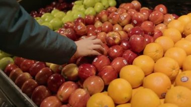 Organik Markette Kırmızı Elma Seçimi