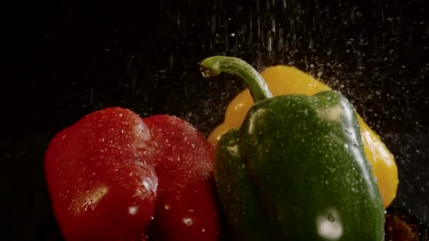 Water Drizzling Three Bell Peppers Ultra Slow Motion — Vídeo de Stock