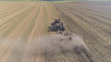 Tarlalarda tarla süren bir traktörün hava görüntüsü