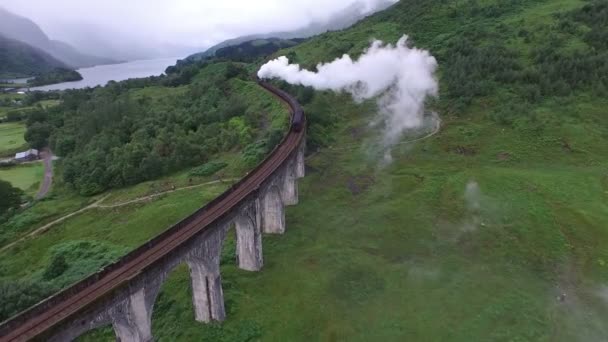 Aerial View Jacobite Crossing Glenfinnan Viaduct Scotland — Vídeo de stock