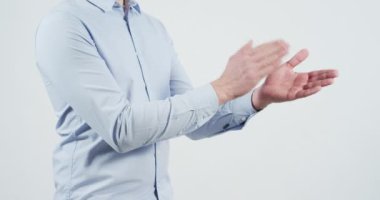 Side view of a man applauding.