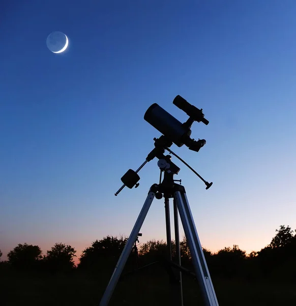 Astronomical Telescope Pointed Moon Blue Clear Night Sky Silhouette Astronomy — Foto Stock