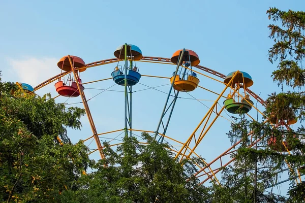 Oud Reuzenrad Meerkleurige Aantrekkingskracht Amusementspark Ferris Wiel Tegen Blauwe Lucht — Stockfoto