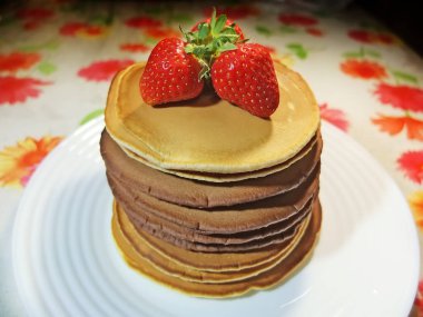 Tabakta krep. Çilekli. Kahvaltı mı akşam yemeği mi? Taze yemek. Kimse yok.