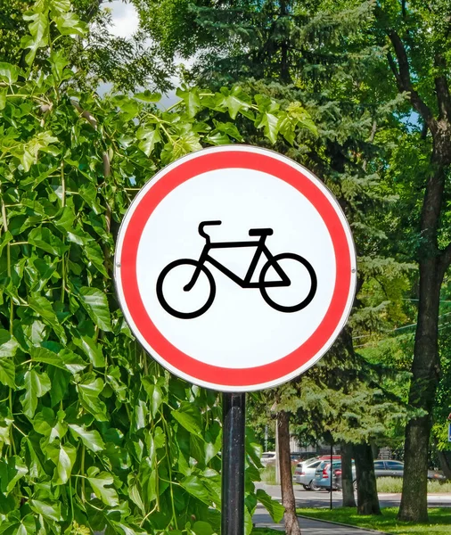 Sign Cycling Prohibited Cyclists Prohibition Red Sign Background Green Leaves — Foto de Stock