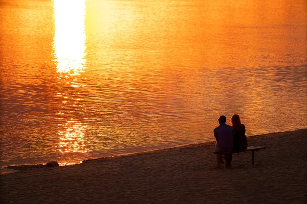 Man Woman Sit Bench Shore Admire Sunset Light Sun Reflected — 스톡 사진