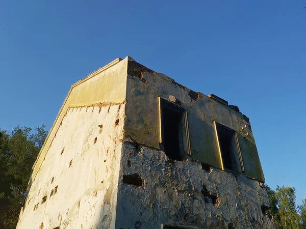 Old Abandoned House Broken Windows Collapsing Blue Sky Ruins Small — Fotografia de Stock