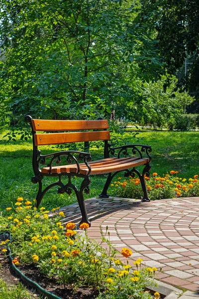 Bench Made Wood Metal City Park Summer Sunny Day — Stockfoto
