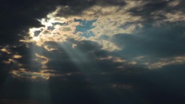 Güneş ışınları uçan bulutlarda parlıyor. Zaman aşımı