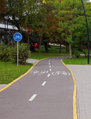 Bir yaz günü şehir parkında bisiklet yolu. İvano-Frankivsk kenti, Ukrayna için yol işareti