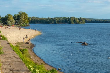 Dinyeper Nehri kıyısı ve Ukrayna 'nın Kremenchuk şehrindeki plaj. Yaz güneşli bir gün. 2022