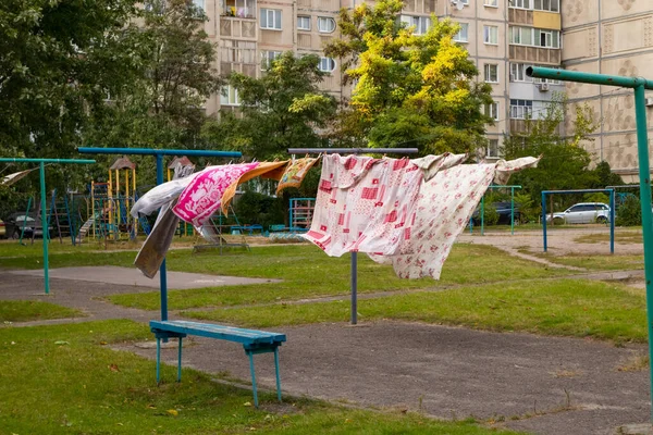 Wäsche Trocknet Einer Schnur Hof Eines Wohngebiets Stadt Horishni Plavni — Stockfoto