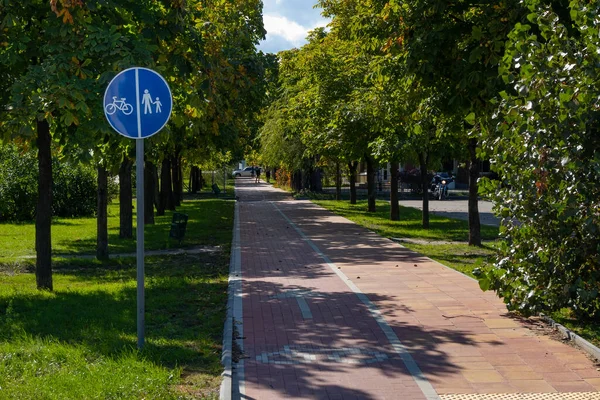 歩行者ゾーンと自転車道を示す道路標識 ウクライナのホリシュニ プラヴニ市 晴れた日 — ストック写真