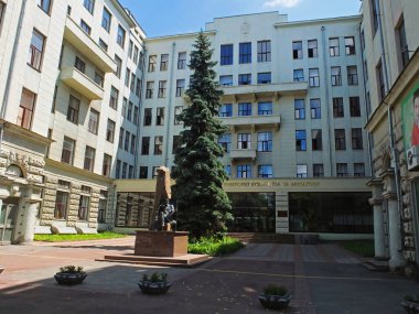 Kharkiv şehri, Ukrayna - 3 Haziran 2014: Kharkiv Ulusal İnşaat ve Mimarlık Üniversitesi. Güneşli bir yaz gününde binanın manzarası