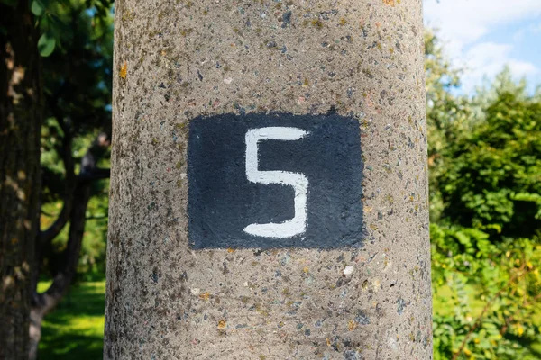 Nummer Fem Stencil Ytan Betongpelare Numeral Närbild Vit Text Svart — Stockfoto