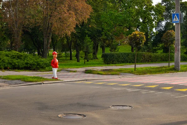 通りを横断する歩行者の前の歩道の男 学童の姿 — ストック写真