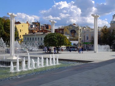 Kharkiv şehri, Ukrayna - 30 Temmuz 2014: Kharkiv şehrinin merkezindeki çeşmeler. Güneşli bir yaz gününde şehir manzarası
