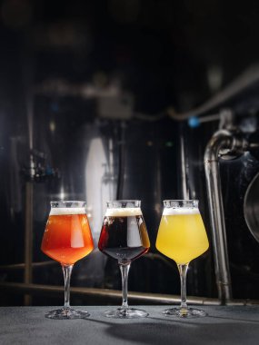 Arka planda üç bira bardağı var..