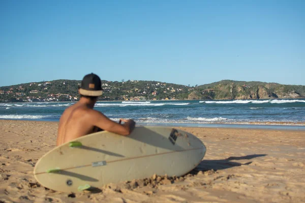 Blurred Man Sitting His Back Looking Landscape Surf Board — ストック写真