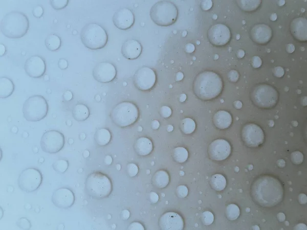 After the rain, the raindrops leave raindrops on the ceramics