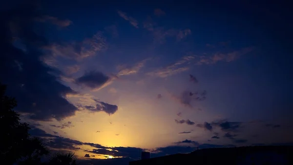 Драматическое Небо Заката Облаками Красивый Пейзаж Закате Закат Над Темными — стоковое фото