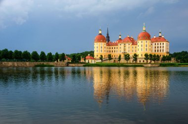 Almanya 'nın Saksonya eyaletinde Dresden yakınlarındaki Barok Moritzburg kalesi.
