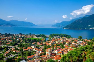 İtalya 'nın Lombardy bölgesinde, Varese iline bağlı Maggiore Gölü (Lago Maggiore) üzerinde Maccagno