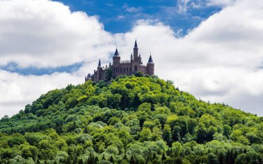 Hohenzollern Şatosu (Burg Hohenzollern) Almanya 'nın Baden-Wrttemberg eyaleti Swabian Jura' da Hechingen 'de Hohenzollern Dağı' nın tepesinde yer almaktadır.