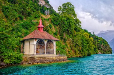 İsviçre 'nin Sisikon' daki Lucerne Gölü kıyısındaki Tellsplatte 'deki Tell Şapeli (Tellskapelle), İsviçre' nin Uri Kantonu, İsviçre