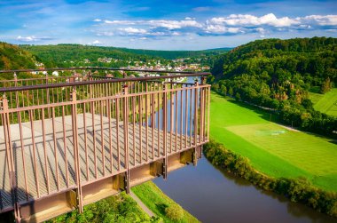 Bad Karlshafen yakınlarındaki Weser Nehri Vadisi 'nin üzerindeki görüş açısı, Almanya' da Hesse eyaletinde Kassel ilçesine bağlı.