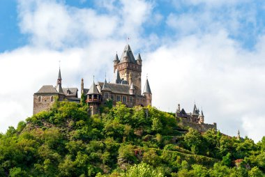 Almanya 'nın Rhineland-Palatinate eyaletindeki Moselle nehri üzerindeki Cochem' deki Ortaçağ Cochem İmparatorluk Şatosu (Reichsburg)