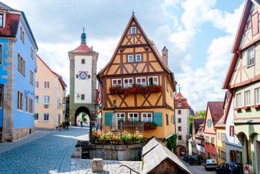 Almanya 'nın Bavyera bölgesindeki Rothenburg ob der Tauber' de Kobolzeller Steige ve Spitalgasse ile ortaçağ Ploenlein manzarası