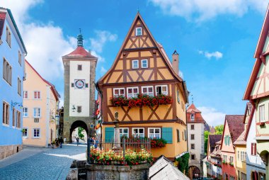 Almanya 'nın Bavyera bölgesindeki Rothenburg ob der Tauber' de Kobolzeller Steige ve Spitalgasse 'nin ikonik ortaçağ manzarası.