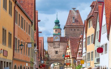 Almanya 'nın Bavyera bölgesindeki Rothenburg ob der Tauber kasabasındaki Rderbogen kasaba kapısı ve Markusturm kulesinin manzarası