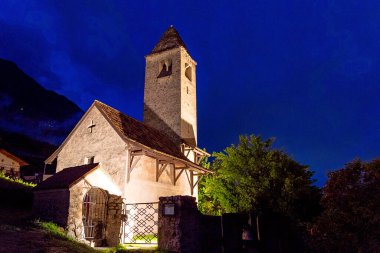 Kuzey İtalya 'da Naturns' daki Antik St. Proculus Kilisesi (Naturno) gece vakti Güney Tyrol 'da