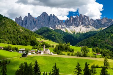 Kuzey İtalya 'da Villn (Funes) Aziz Magdalena Kilisesi' nin arka planında Dolomite Alpleri 'nin ikonik Gruppo delle Odle dağları yer almaktadır.