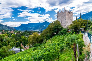 Kuzey İtalya 'daki Güney Tyrol' da tarihi toz kulesi (Pulverturm) bulunan antik Merano (Meran) kasabasına bakın